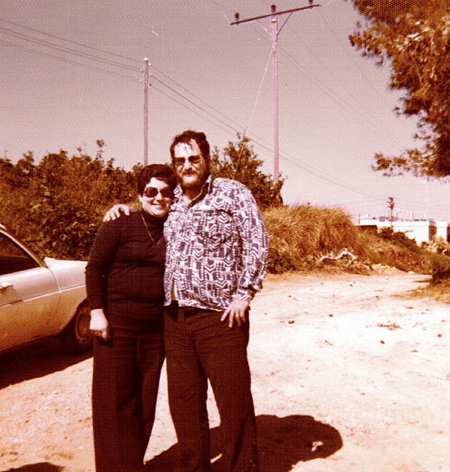 אבא ואמא שלי בשנת 1978 במקום שהיום נמצאת הכניסה לרחוב שלנו.