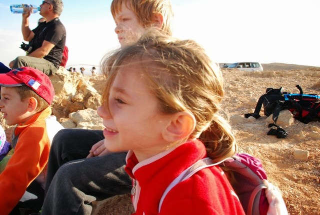 הילדים מאזינים למדריך הנודניק