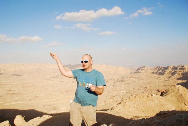 המדריך הנודניק מדגים באמצעות ביצה קשה איך נוצר מכתש