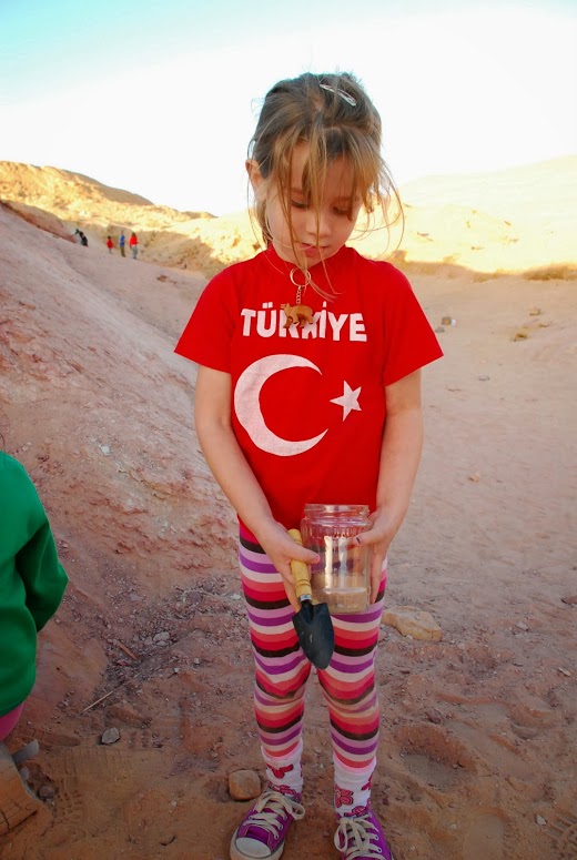 ממלאים צנצנת בחולות צבעוניים