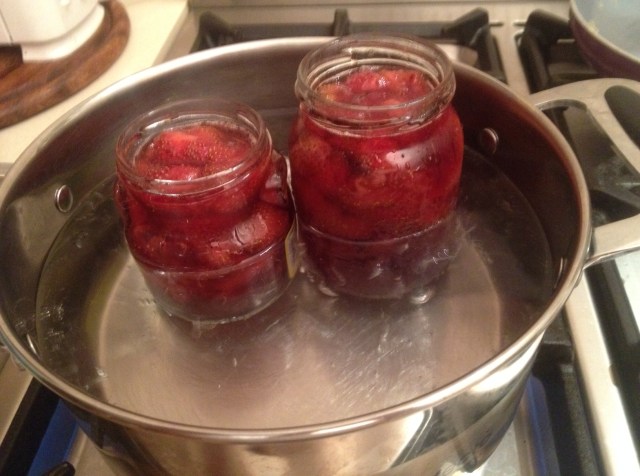 עיקור הצנצנות. האויר החם סביב הצנצנת יוצר את הואקום