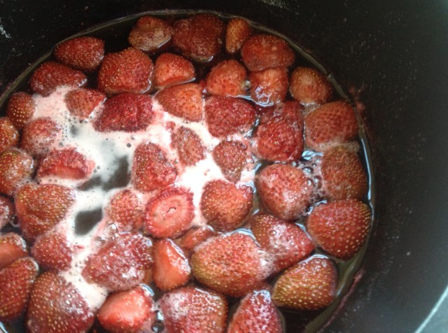 התותים מתבשלים על אש קטנה. שימו לב לביעבוע של הקצף הלבן