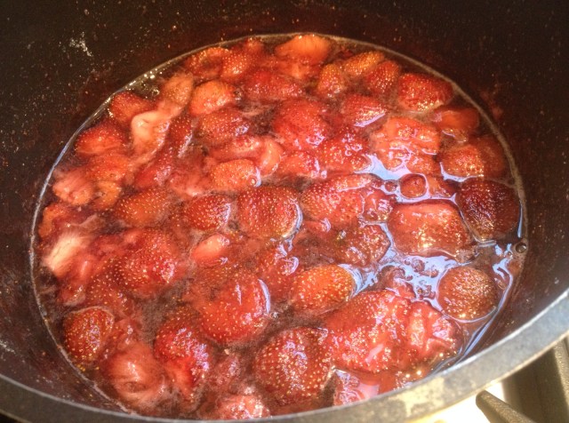 הריבה מוכנה. עכשיו נשאר לקרר ולהכניס לצנצנות