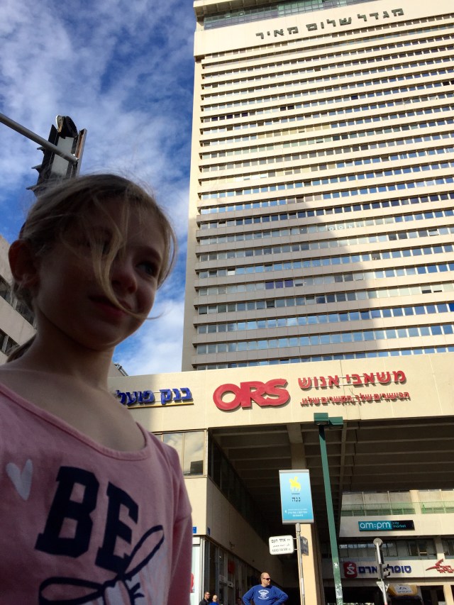 סלפי עם מגדל שלום