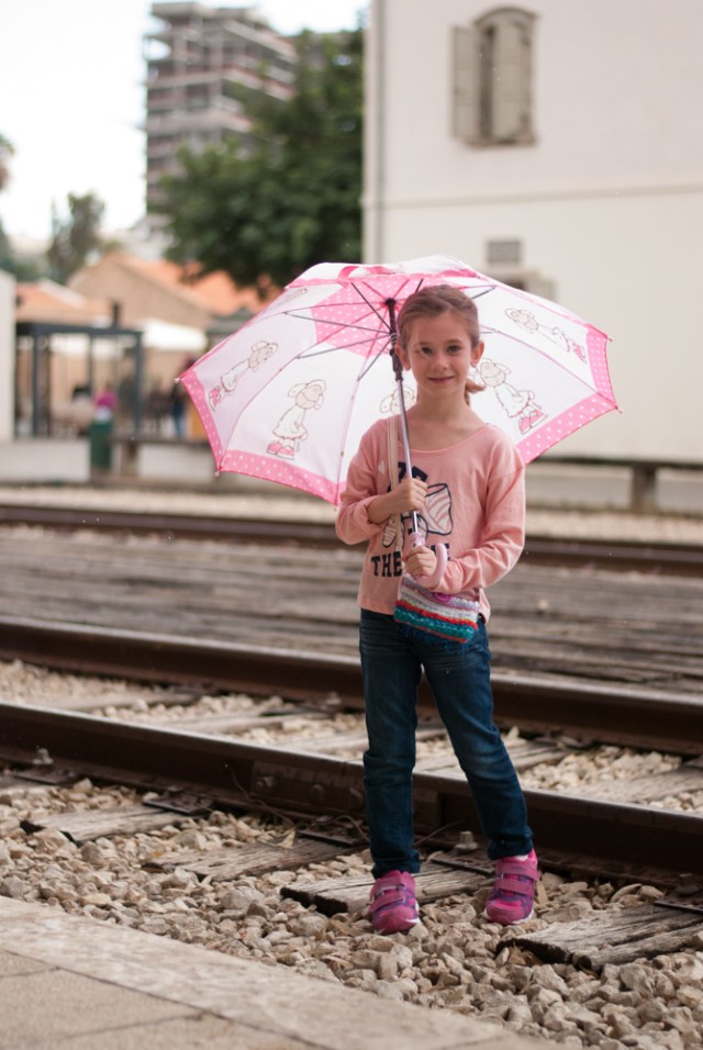 כי חייבים להצטלם על הפסים במתחם התחנה