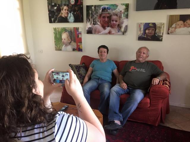 ענת מראיינת את לאה וזאב לעבודת השורשים